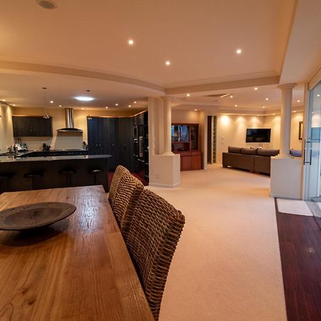 Large Luxury Apartment Located Right In Town Taupo Exterior photo