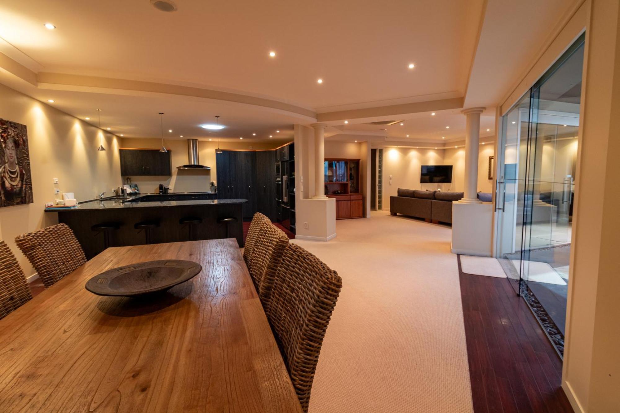 Large Luxury Apartment Located Right In Town Taupo Exterior photo