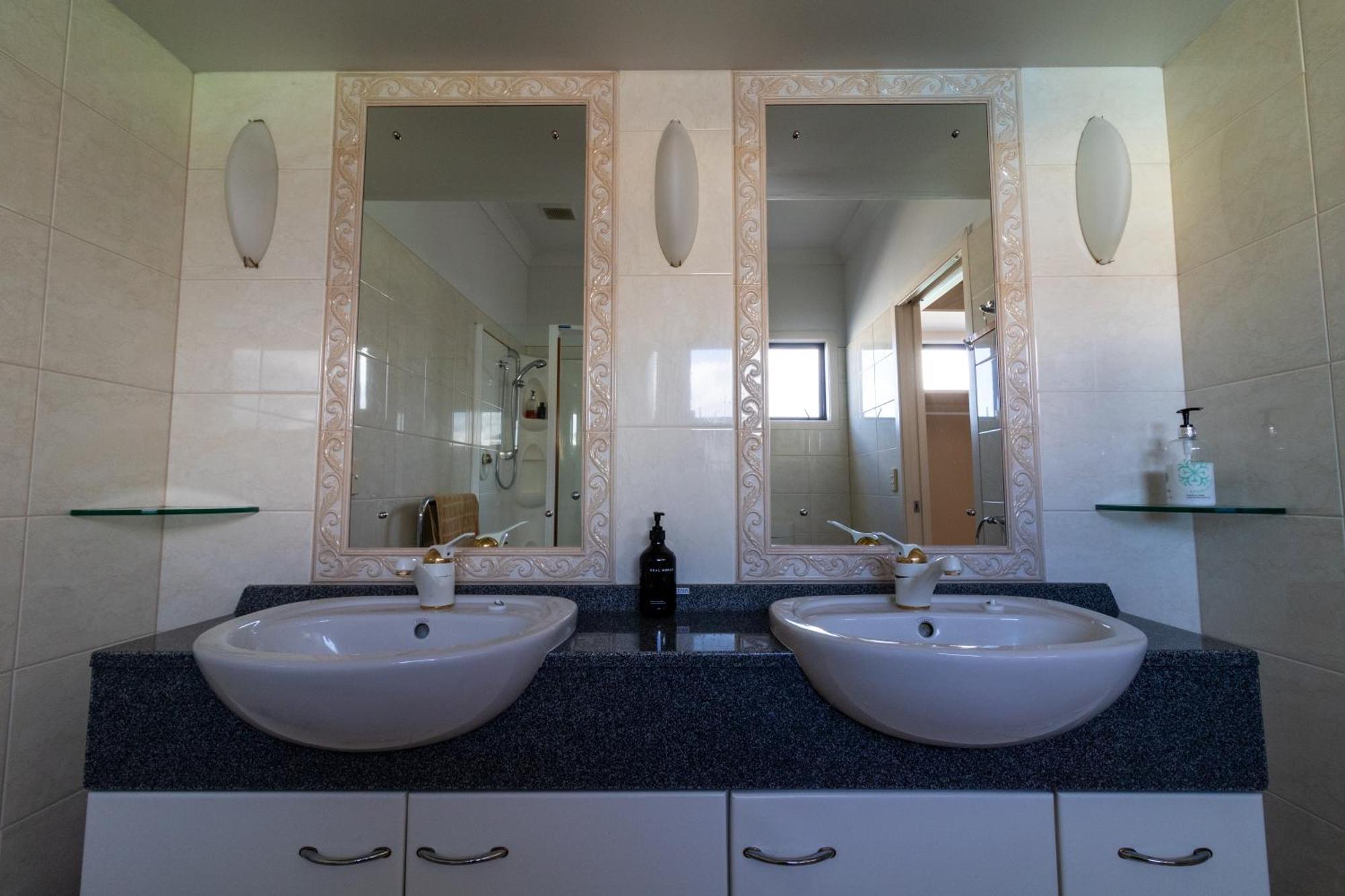 Large Luxury Apartment Located Right In Town Taupo Exterior photo