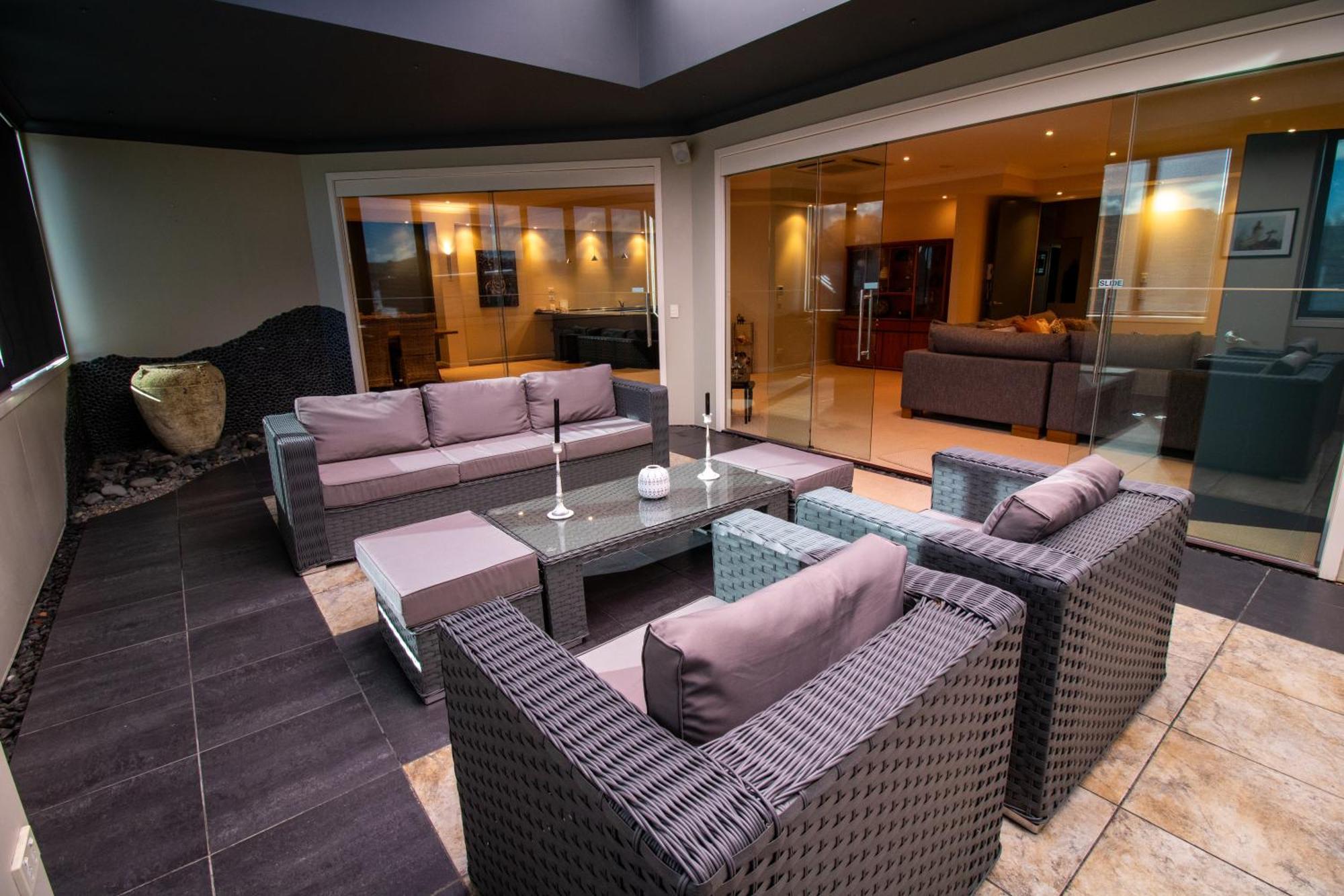 Large Luxury Apartment Located Right In Town Taupo Exterior photo